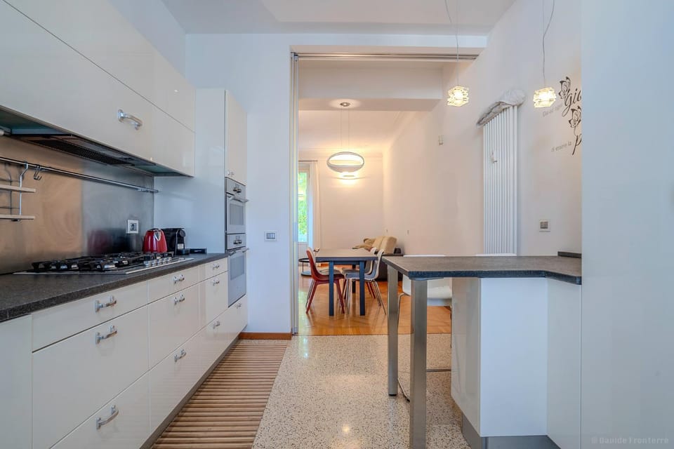 Kitchen or kitchenette, Dining area, oven, stove