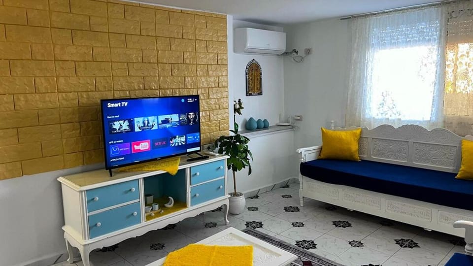 TV and multimedia, Living room, Seating area, air conditioner
