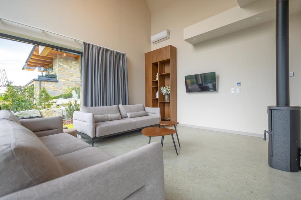 Communal lounge/ TV room, TV and multimedia, Living room, Seating area, Evening entertainment