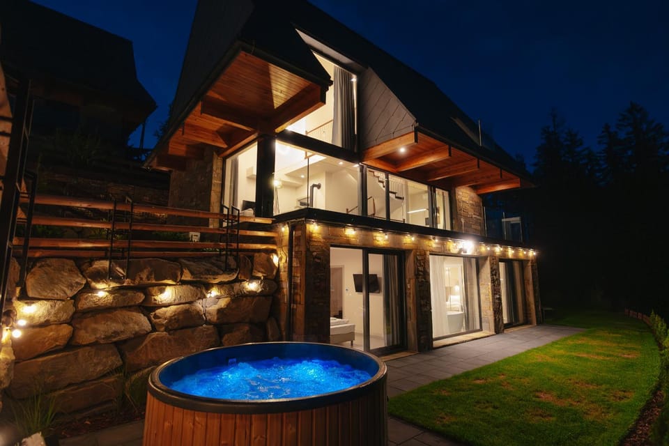 Property building, Patio, Night, Natural landscape, Garden, Hot Tub, Pool view, Swimming pool, Swimming pool