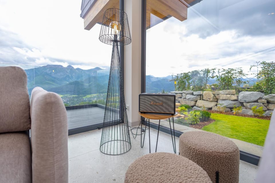 Patio, Communal lounge/ TV room, Spring, Day, Natural landscape, Garden, View (from property/room), Balcony/Terrace, Living room, Seating area, Evening entertainment, Garden view, Mountain view