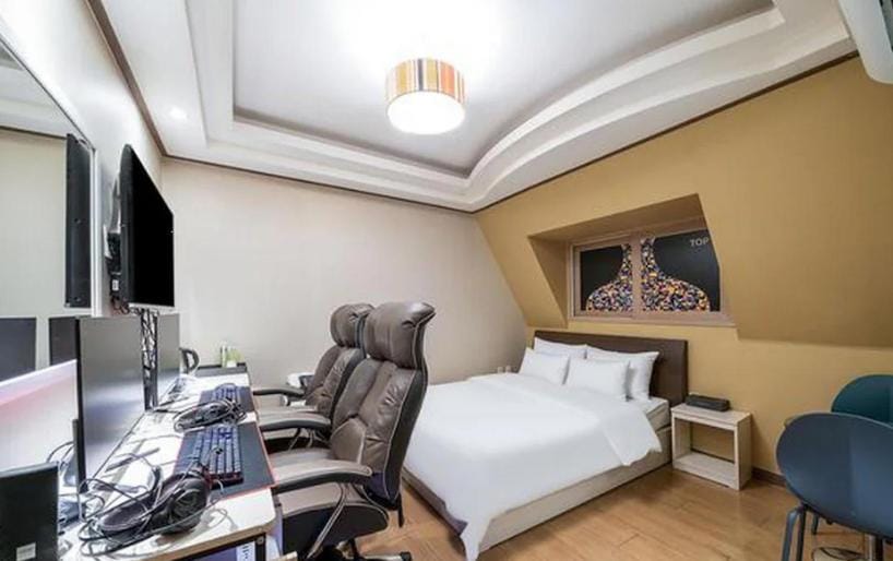 Bed, TV and multimedia, Bedroom