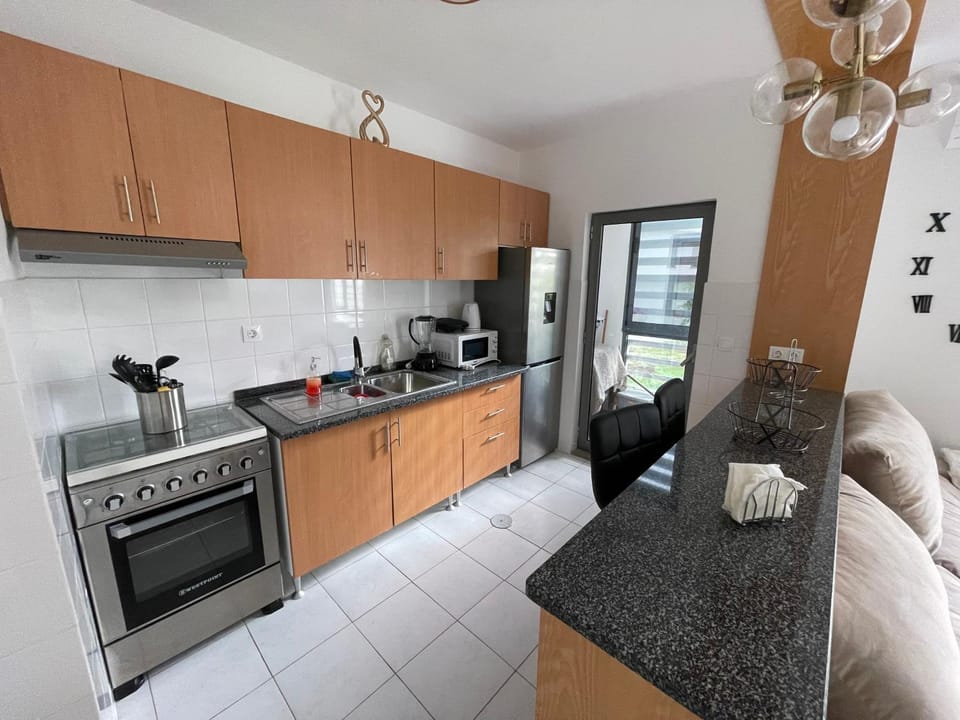 Kitchen or kitchenette, Dining area, microwave, minibar, oven, stove