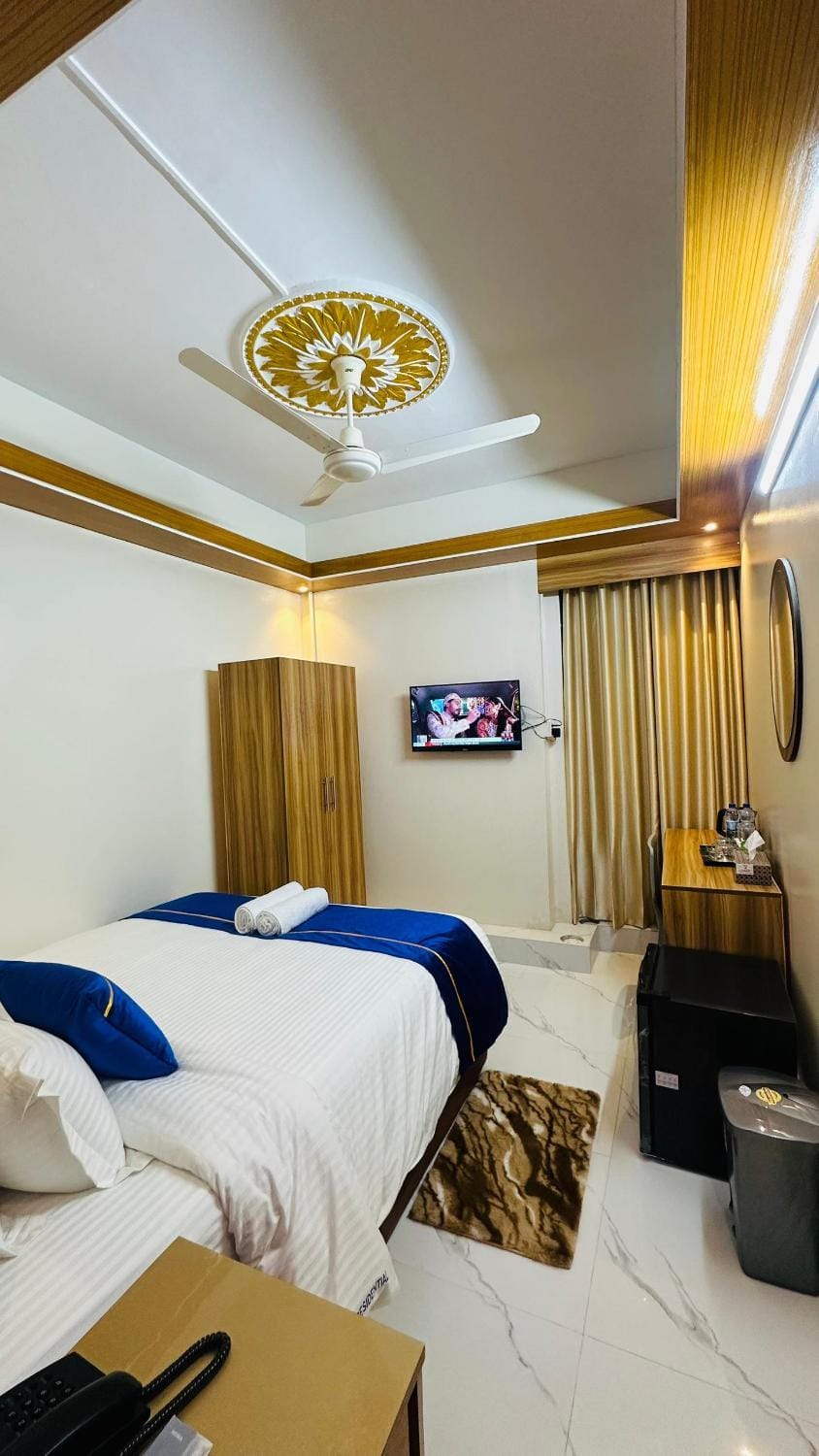 Photo of the whole room, Bedroom