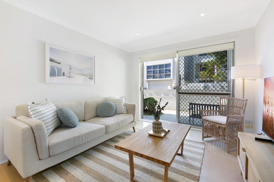 Ground Floor 2-Bed Mermaid Beach Pad with Parking Apartment in Mermaid Beach