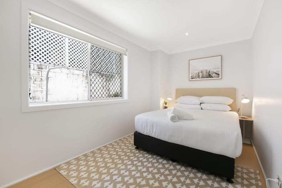 Ground Floor 2-Bed Mermaid Beach Pad with Parking Apartment in Mermaid Beach
