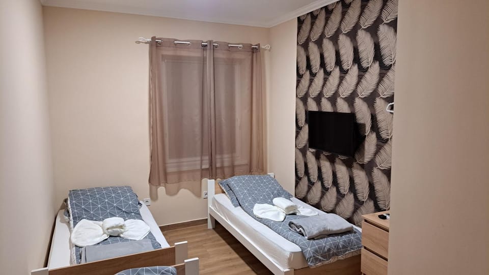 Bedroom, towels
