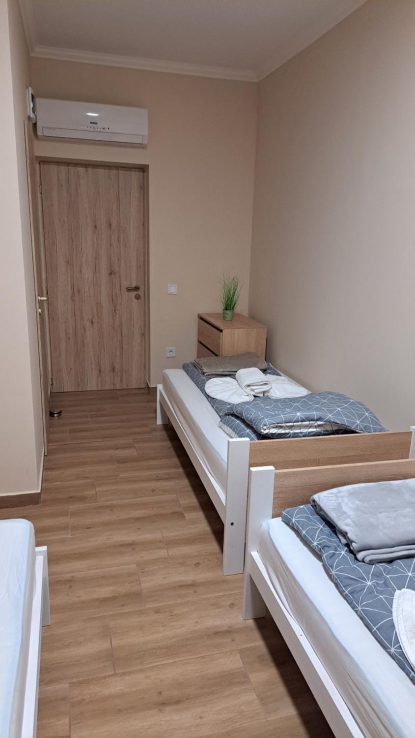 Bed, Bedroom, towels