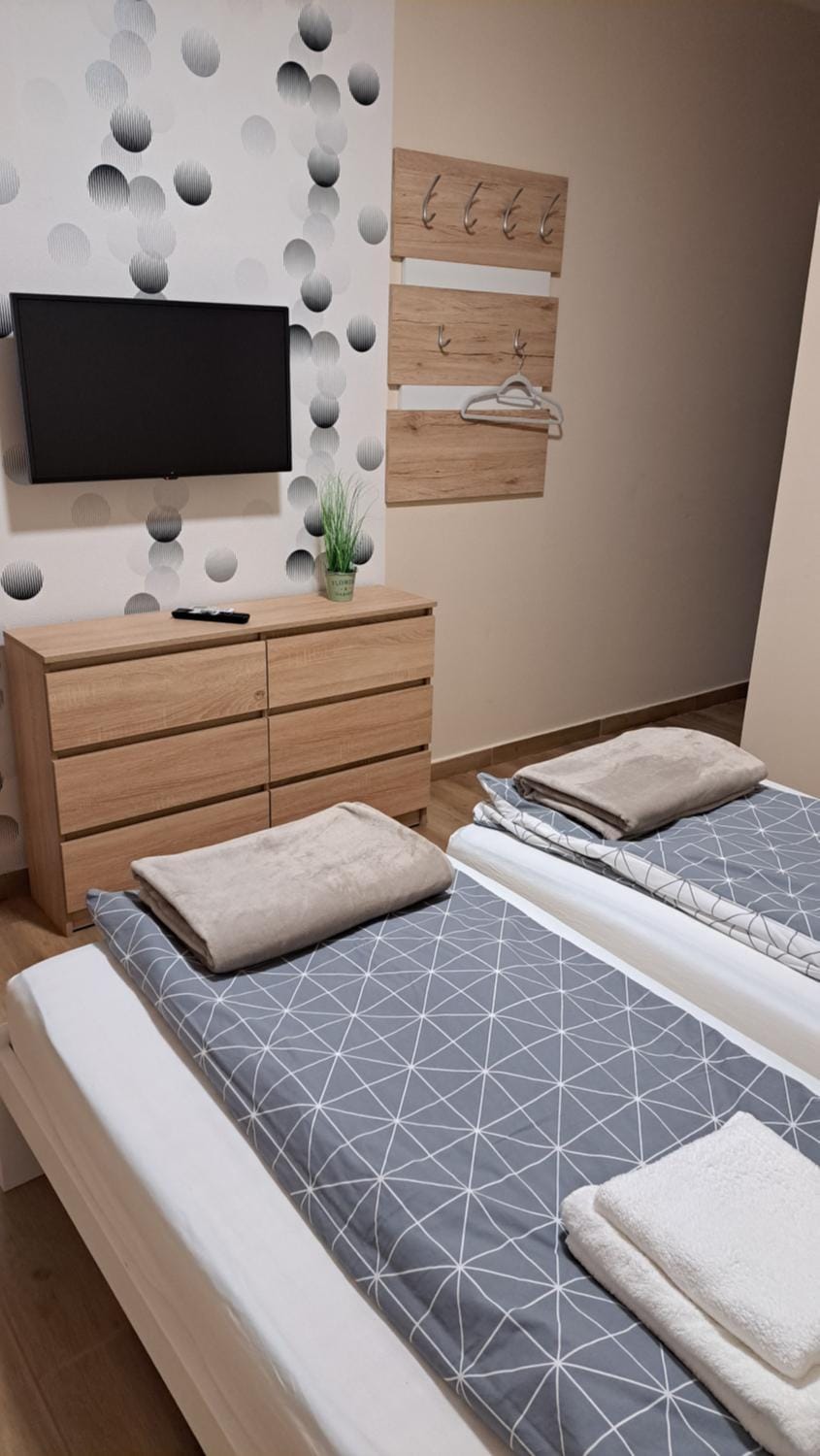 Bed, Bedroom, towels