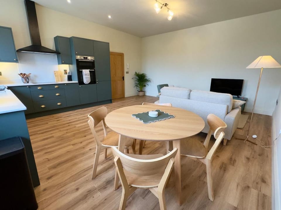 Spacious & stylish riverside apartment in Ross on Wye Apartment in Ross-on-Wye