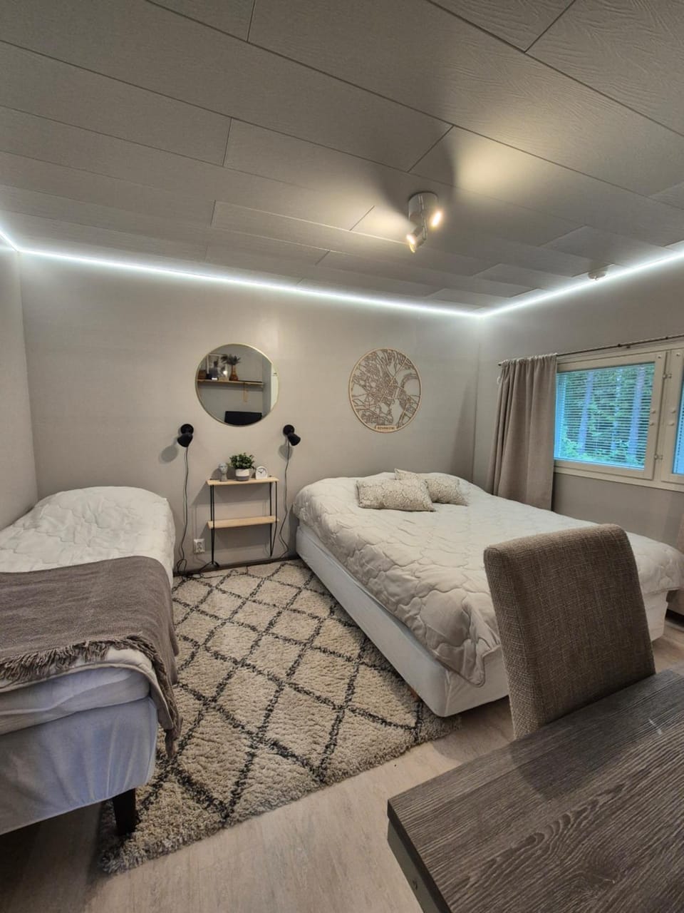 Photo of the whole room, Bedroom