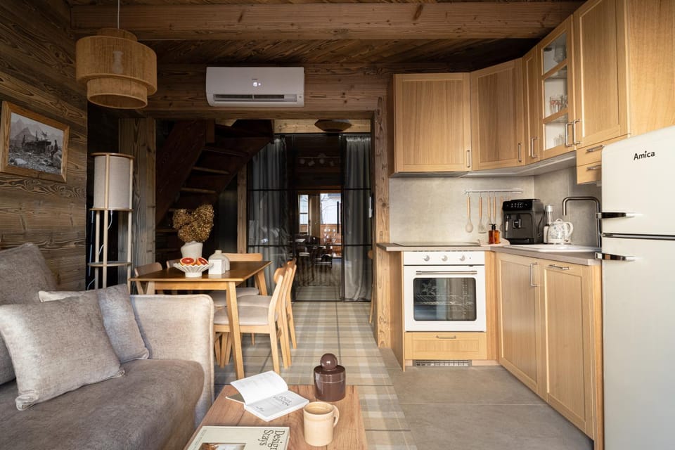 Coffee/tea facilities, Kitchen or kitchenette, Living room, Seating area, dishwasher, stove, air conditioner