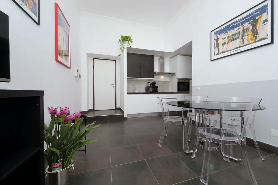 TV and multimedia, Kitchen or kitchenette, Dining area, oven, stove