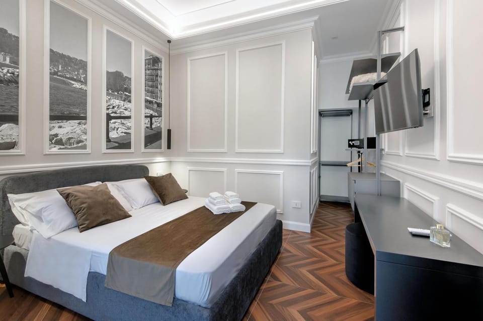 Photo of the whole room, Bedroom