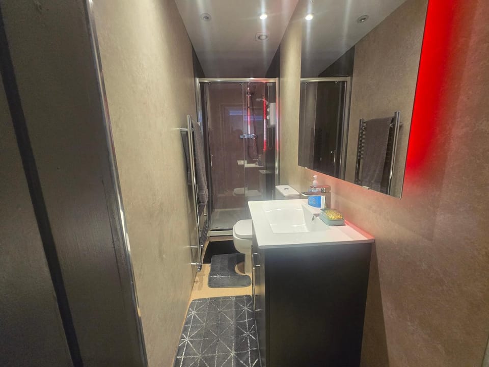 Charming Ground Floor Tudor Apartment Free Wifi Manchester Apartment in Stretford