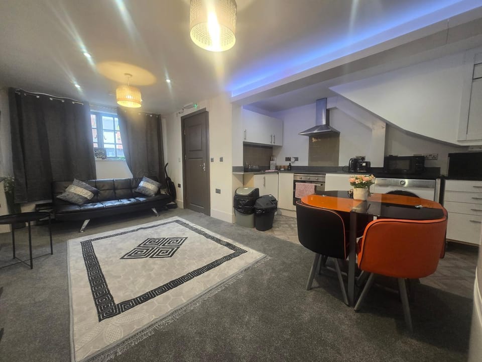 Charming Ground Floor Tudor Apartment Free Wifi Manchester Apartment in Stretford