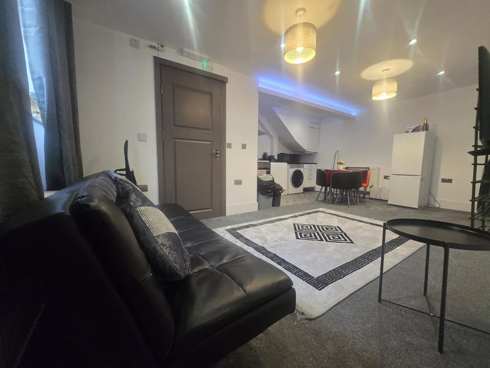 Charming Ground Floor Tudor Apartment Free Wifi Manchester Apartment in Stretford