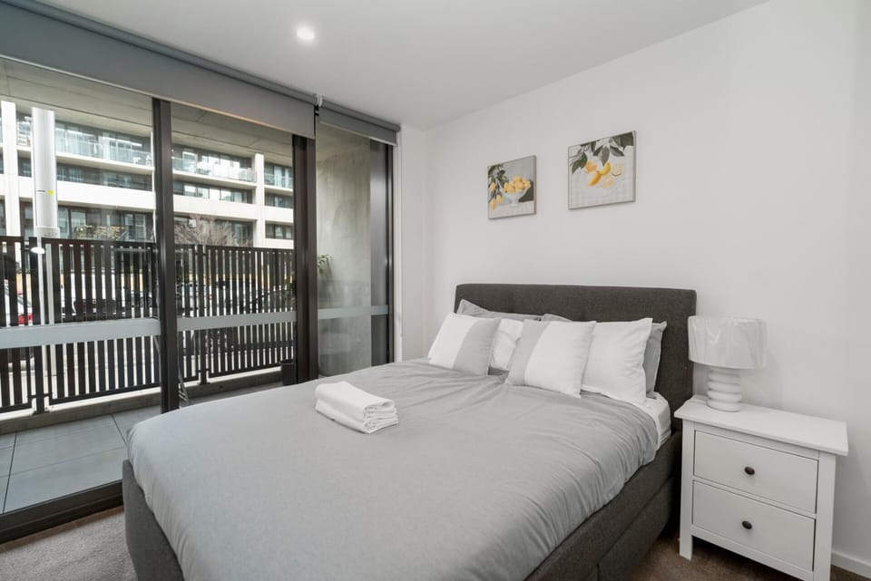 Modern 2Br Ground Level City Retreat with Parking Apartment in Canberra