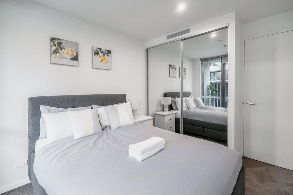 Modern 2Br Ground Level City Retreat with Parking Apartment in Canberra