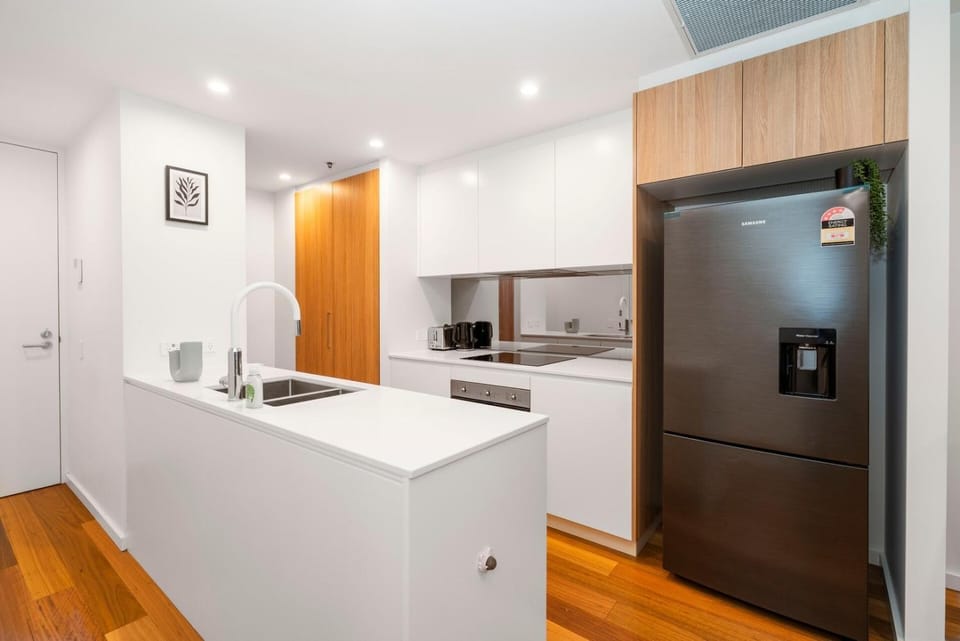 Modern 2Br Ground Level City Retreat with Parking Apartment in Canberra