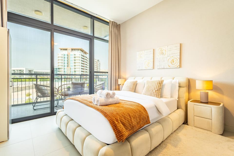 Amazing Rooftop Pool - Full Canal Views - 1 BDR - 5 min walk from Space42 Arena - Heart of Raha Beach Apartment in Abu Dhabi