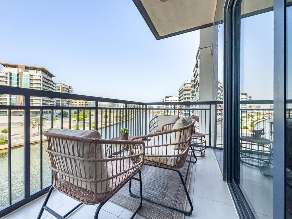 Amazing Rooftop Pool - Full Canal Views - 1 BDR - 5 min walk from Space42 Arena - Heart of Raha Beach Apartment in Abu Dhabi