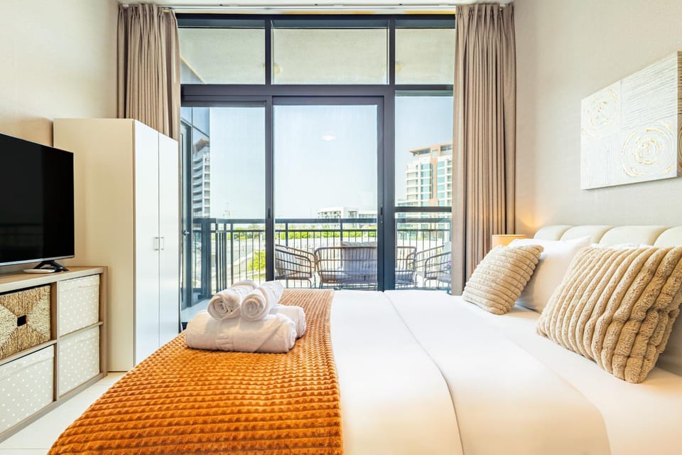 Amazing Rooftop Pool - Full Canal Views - 1 BDR - 5 min walk from Space42 Arena - Heart of Raha Beach Apartment in Abu Dhabi