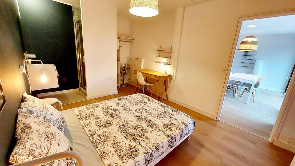 Bed, Photo of the whole room, Bedroom, towels
