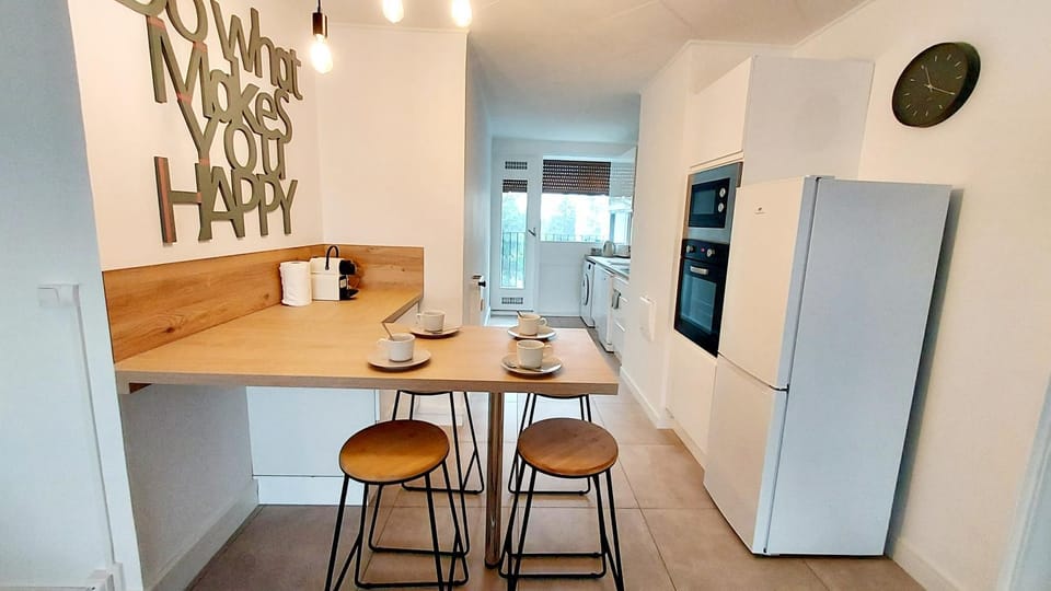 Kitchen or kitchenette, Dining area, minibar, oven, pet friendly