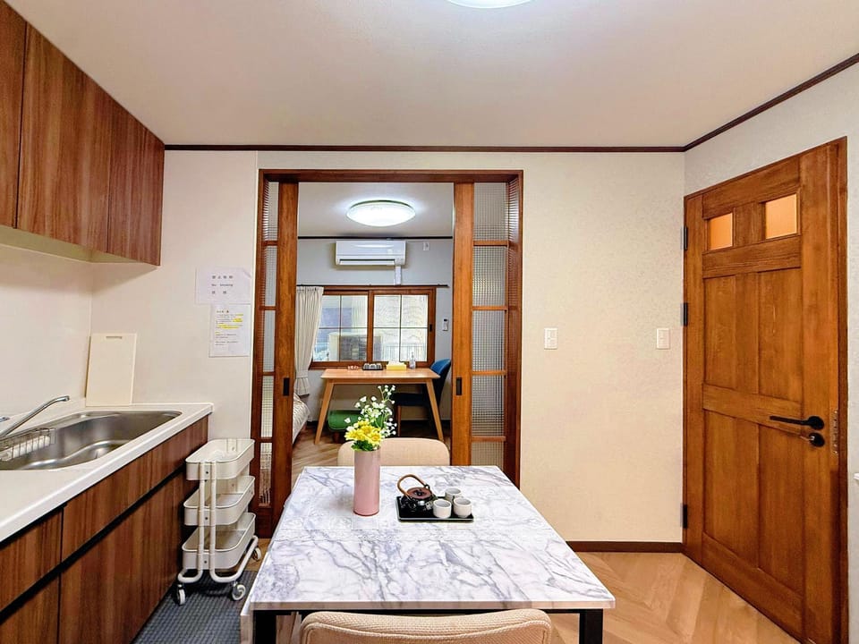 Kitchen or kitchenette, Dining area, minibar, stove
