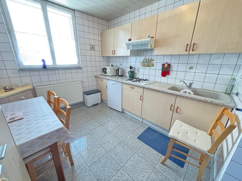 Kitchen or kitchenette, Dining area, stove