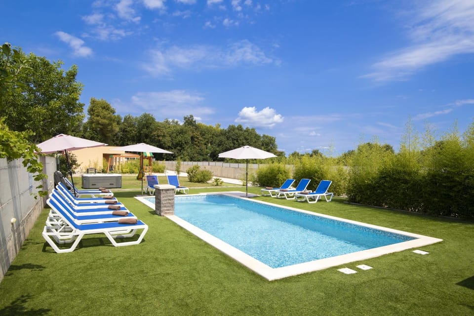 Day, Garden, Swimming pool, sunbed