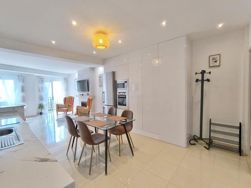 Dining area, microwave, oven
