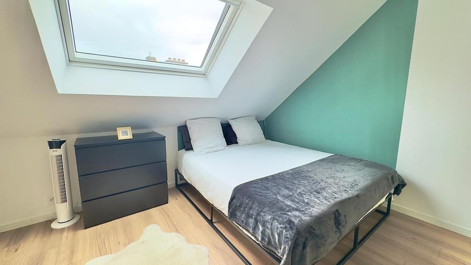 Photo of the whole room, Bedroom