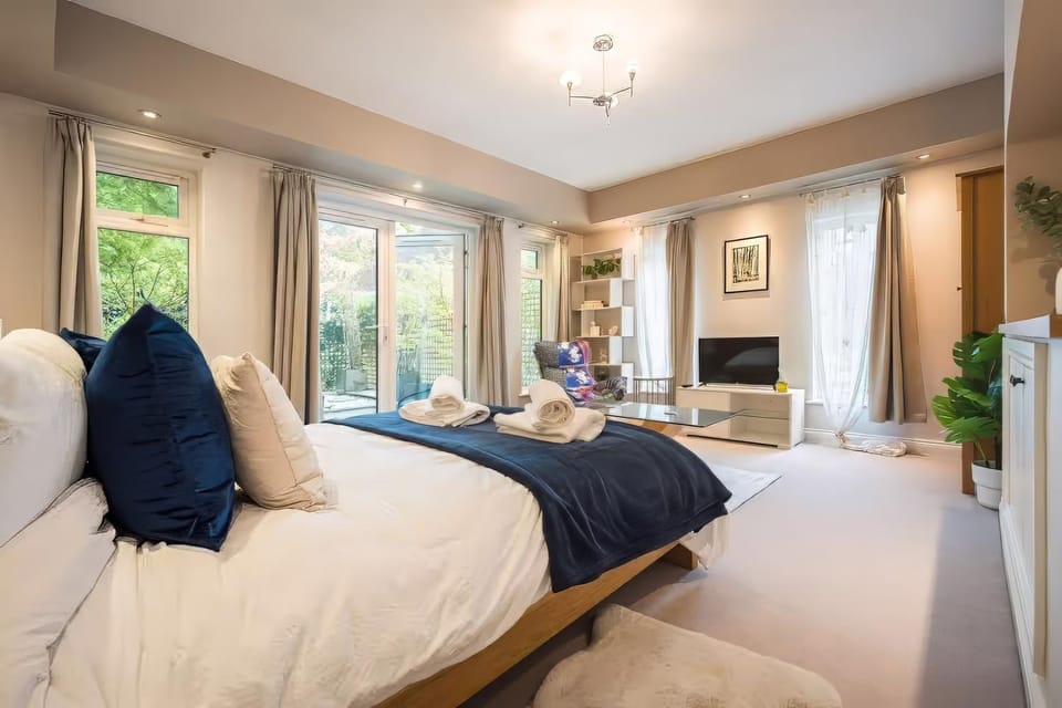 Bed, TV and multimedia, Living room, Photo of the whole room, Seating area, Bedroom, towels