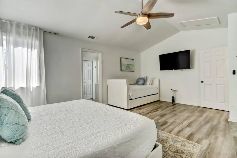 Bed, TV and multimedia, Bedroom