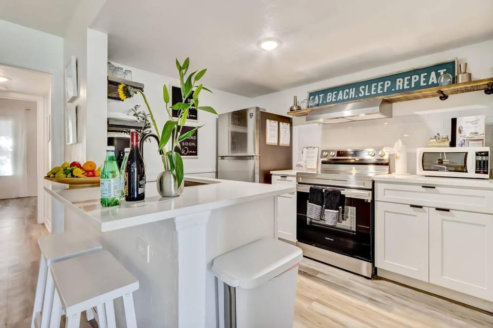 Kitchen or kitchenette, oven