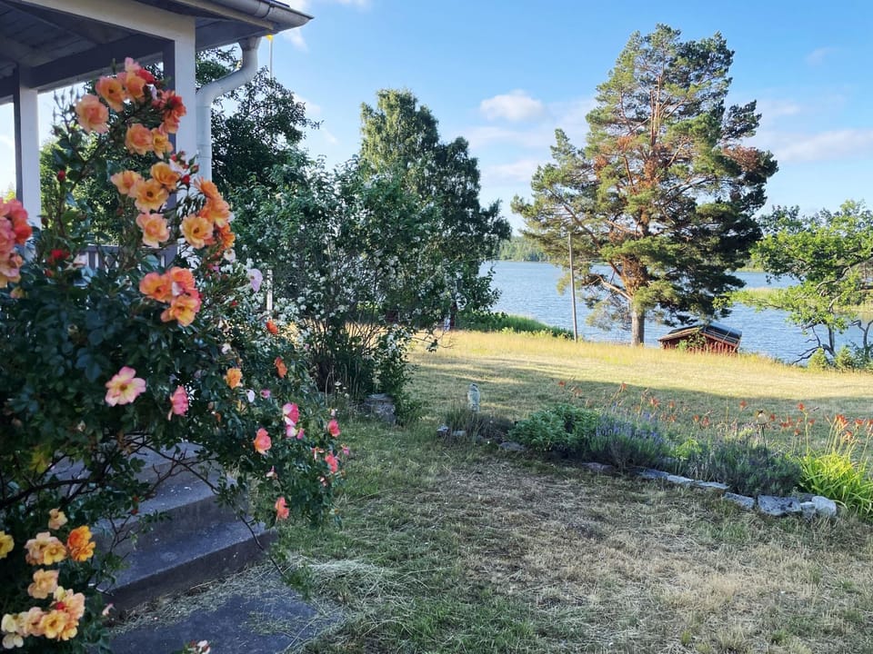 Modern Cottage with Lakeside Location and Idyllic Setting near Loftahammar House in Kalmar County, Sweden