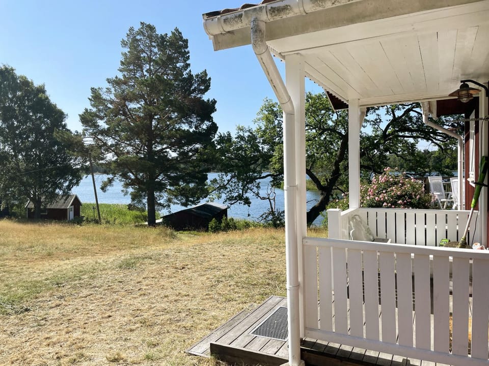 Modern Cottage with Lakeside Location and Idyllic Setting near Loftahammar House in Kalmar County, Sweden