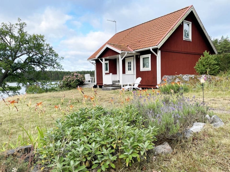Modern Cottage with Lakeside Location and Idyllic Setting near Loftahammar House in Kalmar County, Sweden