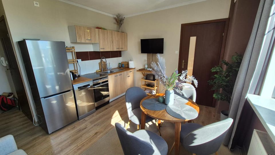 Communal lounge/ TV room, TV and multimedia, Kitchen or kitchenette, Living room, Seating area, Dining area, Evening entertainment, dishwasher, oven, stove