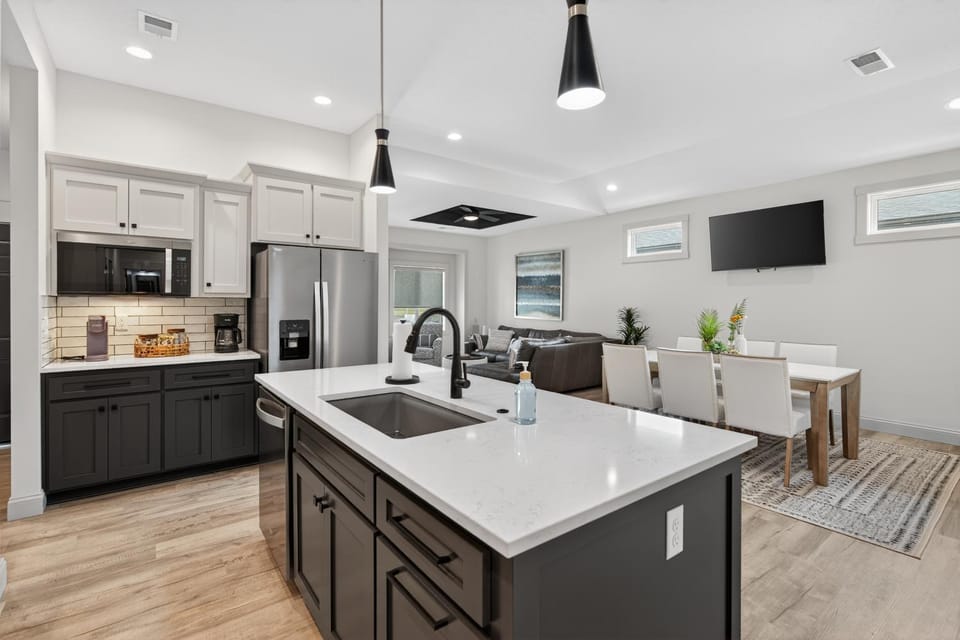 Plush & Roomy - Perfect for All Ages near KU & KC Apartment in Lawrence