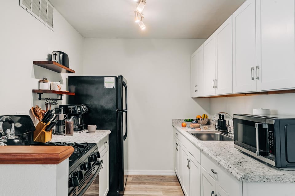 Coffee/tea facilities, microwave, oven, stove, toaster, kitchen