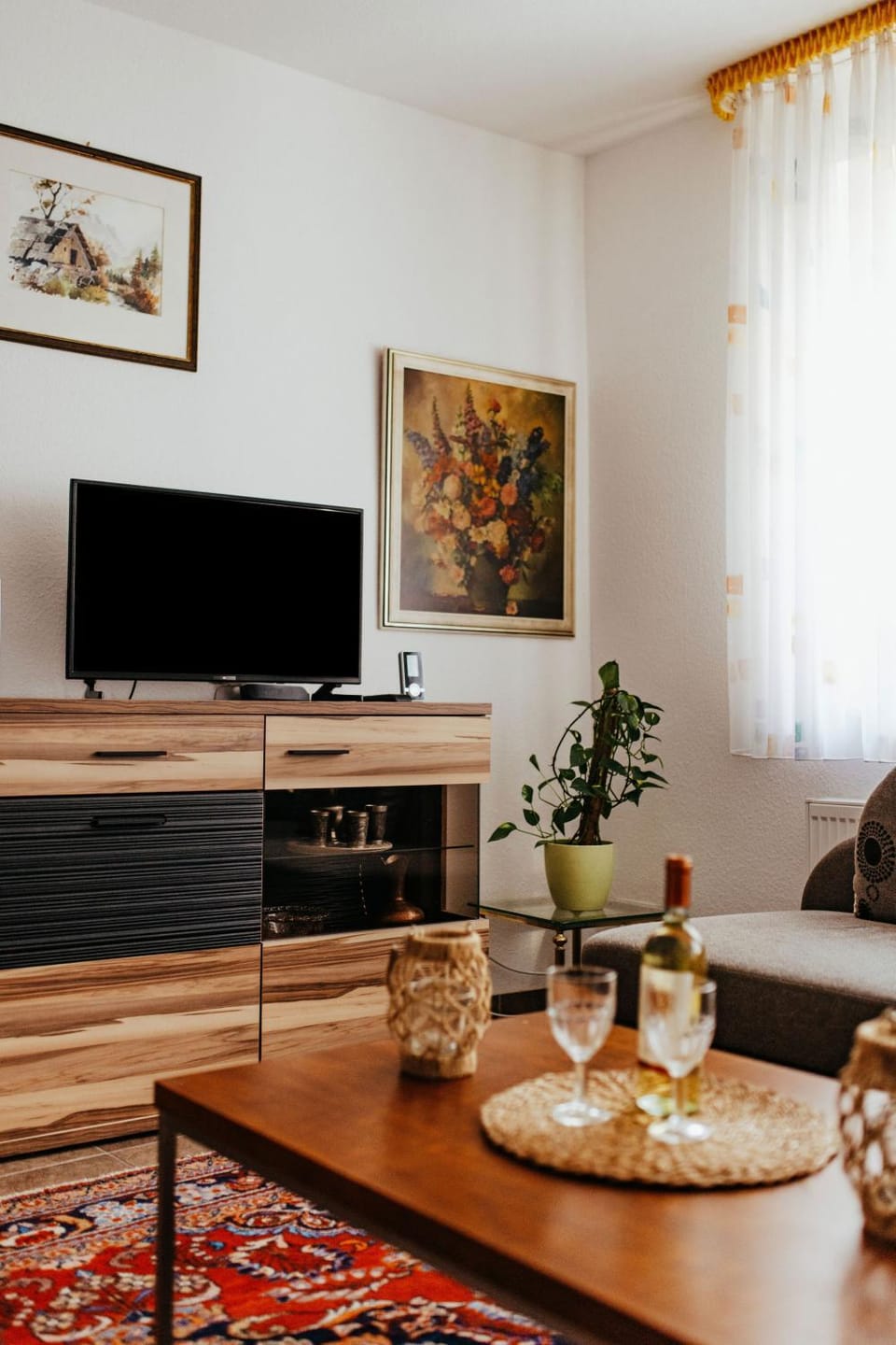 TV and multimedia, Living room, Seating area, Evening entertainment