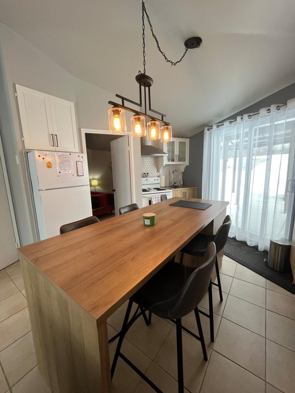Kitchen or kitchenette, Dining area, stove