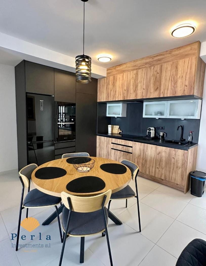 Coffee/tea facilities, Kitchen or kitchenette, Seating area, Dining area, oven, stove