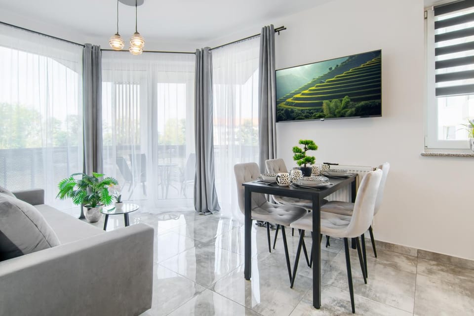 TV and multimedia, Living room, Seating area, Dining area, Evening entertainment