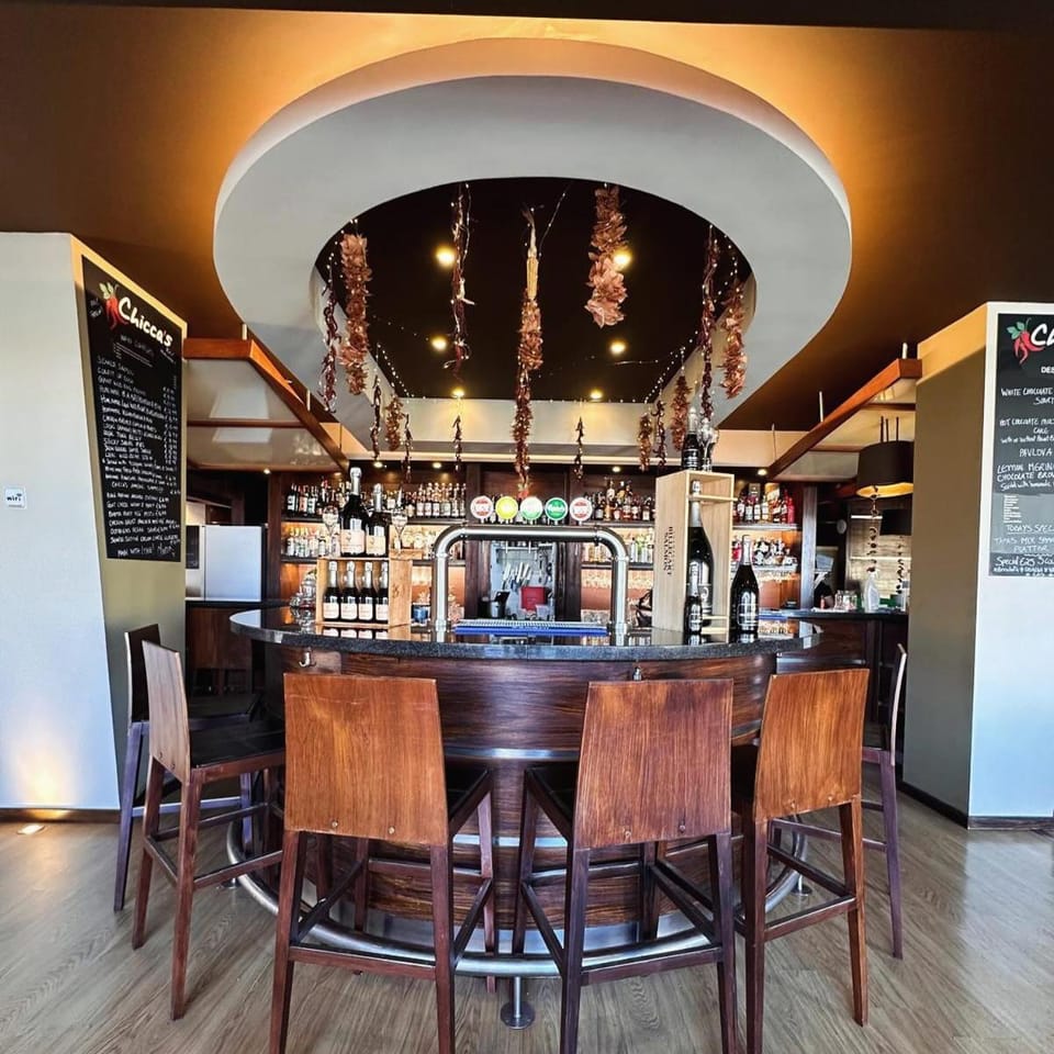 Restaurant/places to eat, Lounge or bar, Drinks, Alcoholic drinks