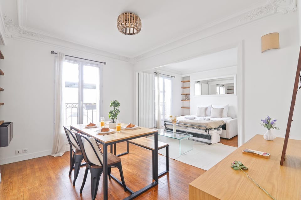 Bed, Living room, Photo of the whole room, Seating area, Dining area, Bedroom