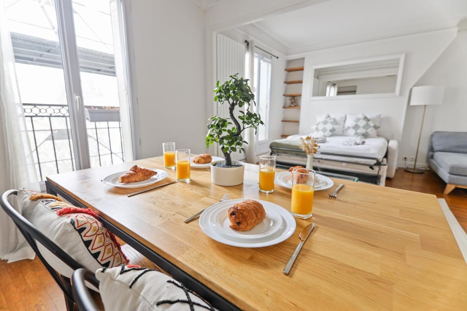 Bed, Living room, Food and drinks, Photo of the whole room, Seating area, Dining area, Bedroom, Food, Breakfast, Continental breakfast